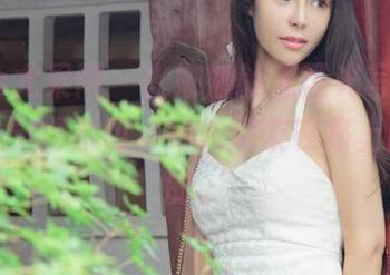 UGirls尤果网 – 尤娜娜的无圣光写真，其实让人觉得亲切，好像朋友在路上随便拍的。