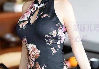 YouMi尤蜜荟 – 最新图库：刘钰儿短裙展示，典雅中透着些许小心机。