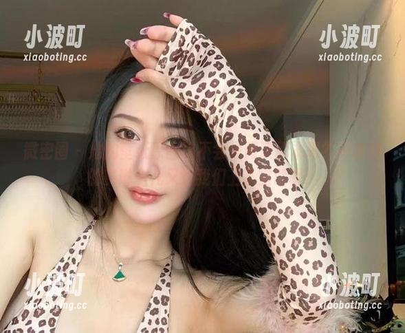 微密圈 - 她的壁纸原图该不会是阅读剧本吧？不爱笑的赛琳今儿又给我们上了堂课呢！