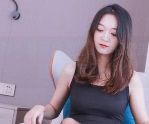 初夏女神 – 最新自拍图集，依依的镜头前，整个别有风味。