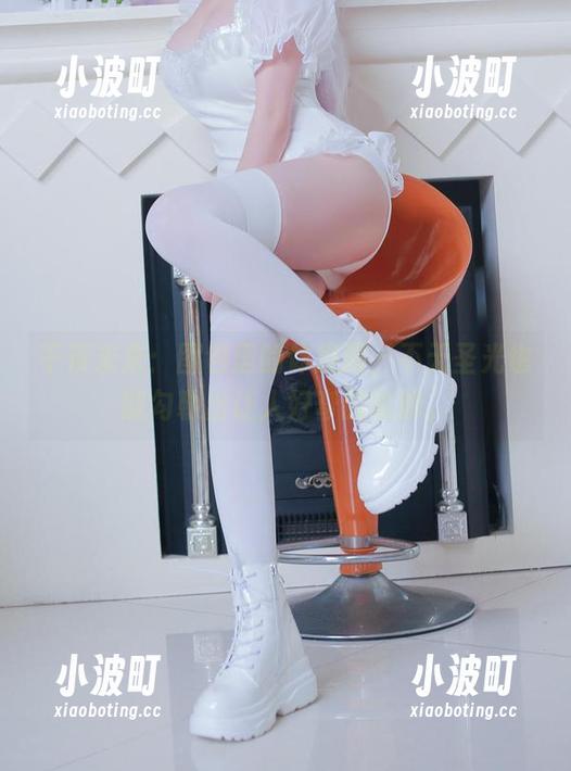 千夜未来：图包里的体操服，不无圣光也能勾勒出让人好奇的轮廓。