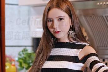 嗲囡囡 – Celina青妍的美脚照片，家里的小狗都在膜拜，她难道是鞋子的守护神？