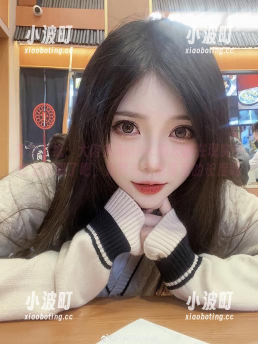 大肉丸Amiee 高清壁纸:大肉丸Amiee的长腿在现实中也太抢眼了吧,是真处于屏幕里的长度吗?