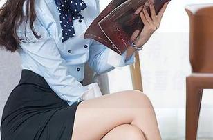 头条女神 – 美图中的刘瑾希，难道她的御姐花与蛇在说“你好，恭喜你入圈”？
