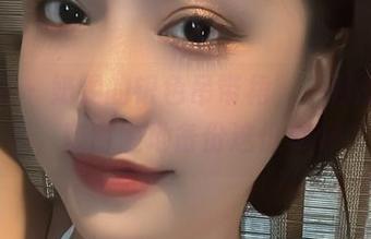 微密圈 – 奶雯的银色吊带裙，一秒就想下载，随时随地备份这份美好！