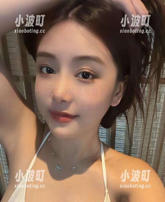 奶雯 微密圈 - 奶雯的银色吊带裙,一秒就想下载,随时随地备份这份美好!