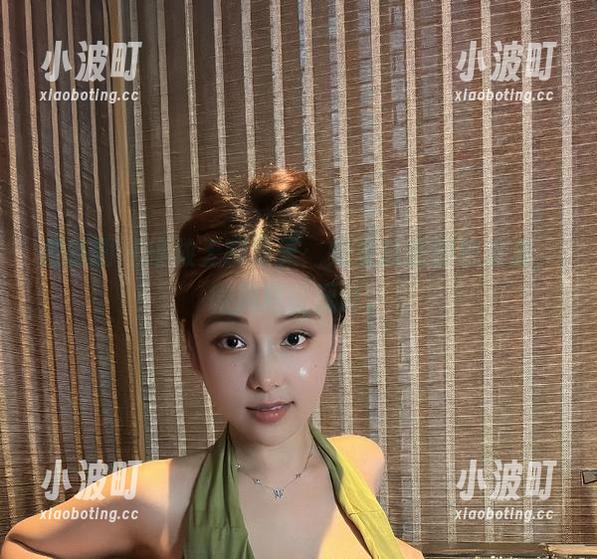 奶雯 微密圈 - 拯救无聊夏天:奶雯高清图包来袭,微风轻轻抚过。