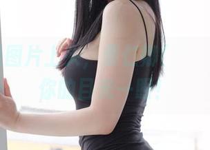 一张在线图片上头，姜仁卿(강인경)正在等你的目光一眼！