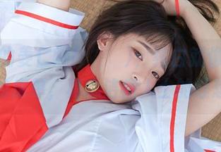 照片中的姜仁卿(강인경)，纯白就像是洗过千遍的床单，真心洁癖人士的理想选择
