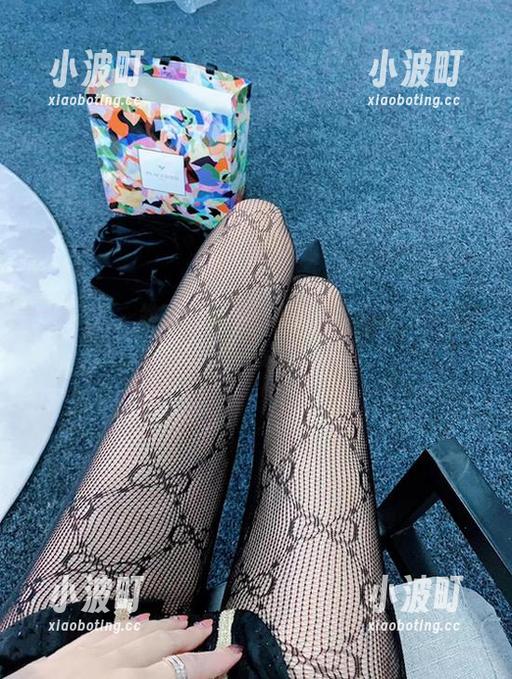 林子琳喵 微密圈 - 教室大冒险:林子琳喵的私拍图包陪你一起发呆!