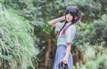 资源分享：这件白衬衫，桜桃喵穿的怎么那么随性，随便一扔就好像在画画。