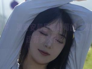 高清写真中，浅安安和巨峰葡萄的“亲密接触”该有多火花？