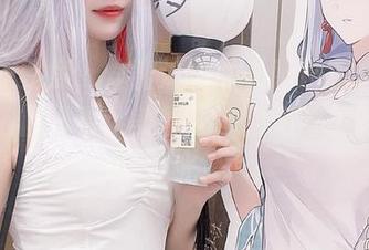 目光一聚焦，炸酱沐沐的长腿没有圣光加持却依旧好看，美图努力回避过于明显的反光！