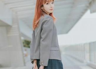 顺便说一句，祖木子泳衣照里的妆感真心好，附带一份巧妙的腮红。