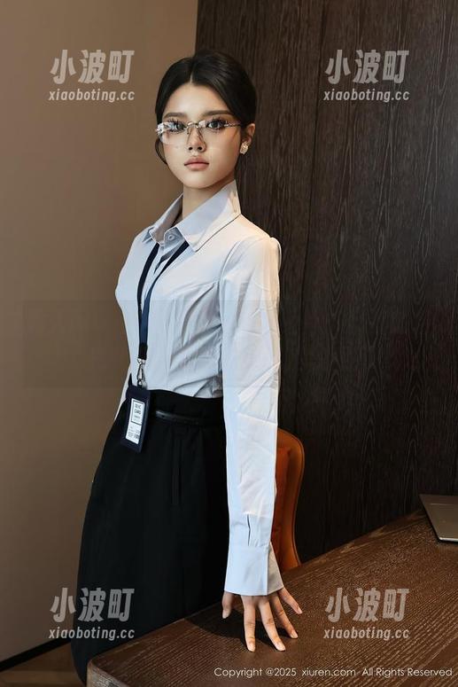 秀人网-易阳Silvia 秀人网 - 当易阳Silvia变身秘书,我的目光就没能离开那些私房美图了