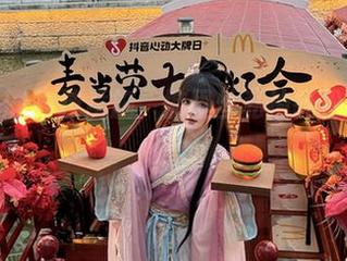 秋山AkI故技重施，裤里丝私拍轻松撩动心弦。