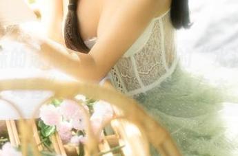 蠢沫沫的泳池合集：无意间的“水边灵魂舞者”，说不清的惹眼姿态