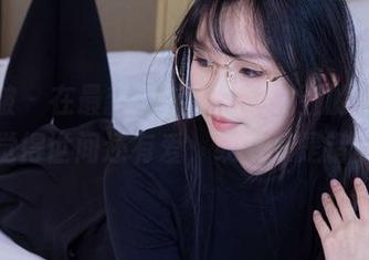 袜啵啵 – 在最新图库里，小甜豆的温柔让我觉得世间还有爱，或者只是错觉？