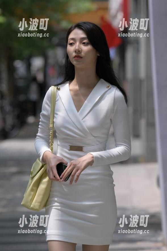 魔镜街拍-艾小青 魔镜街拍 - 随便翻翻私拍图集,艾小青的超短裙肉丝,不过是一场视觉游戏。