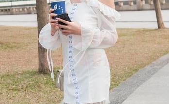 魔镜街拍：一双黑丝大长腿，图包里全是我圈养的比萨饼，晚餐别想有我的份。